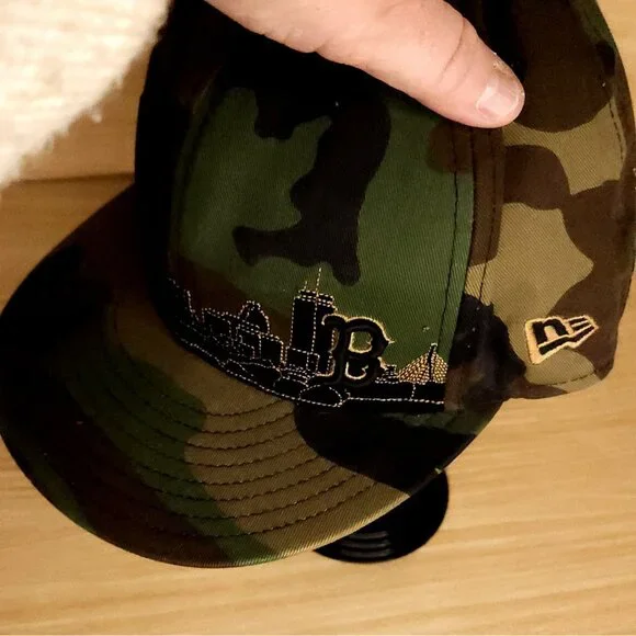 New Era Vintage Boston Red Sox Green Camouflage Velvet Embroidered Skyline Hat - Picture 6 of 11